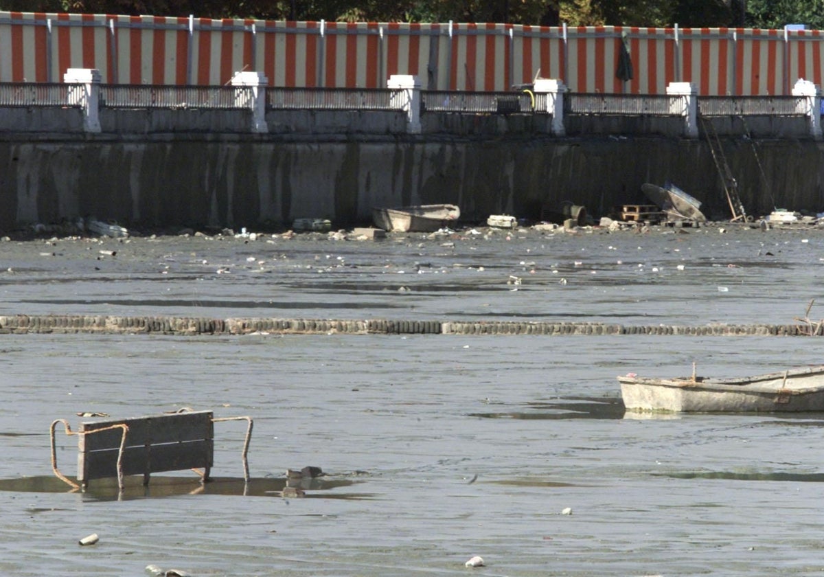 El estanque de El Retiro, vacío de agua en 2001
