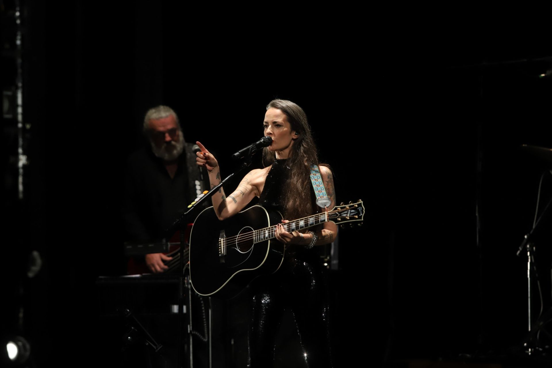 Vega hace feliz al Gran Teatro de Córdoba con su canción, en imágenes