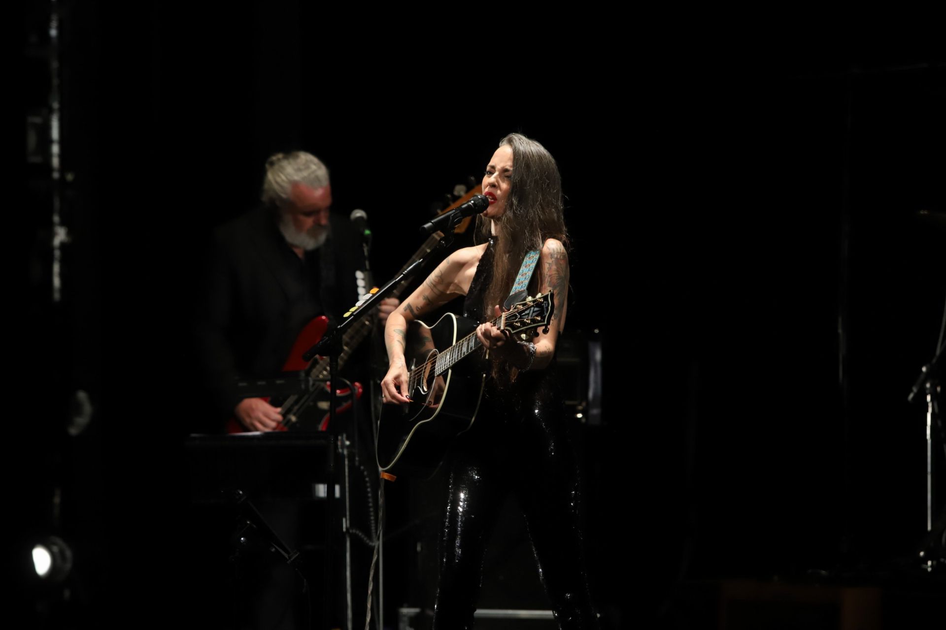 Vega hace feliz al Gran Teatro de Córdoba con su canción, en imágenes