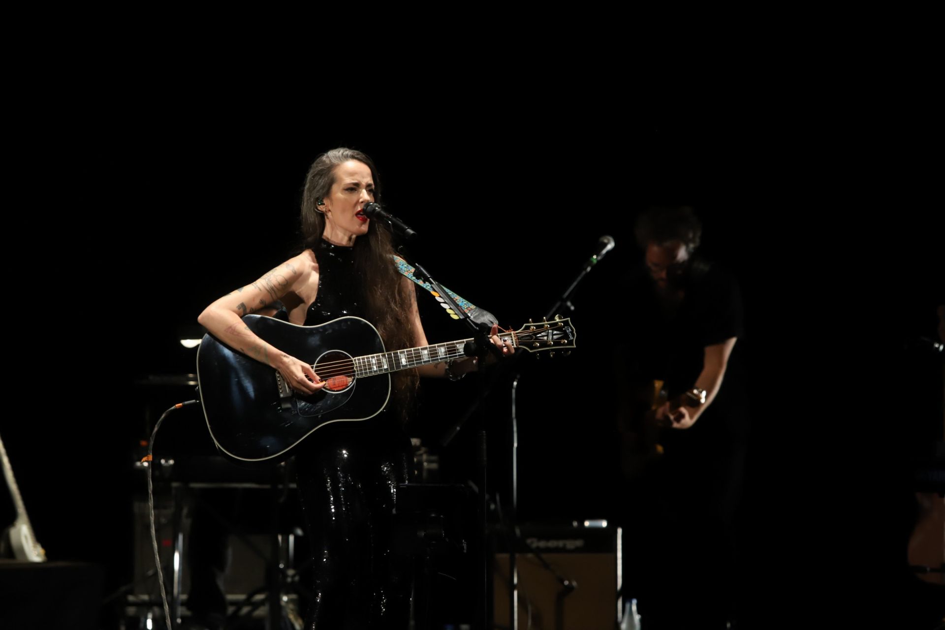 Vega hace feliz al Gran Teatro de Córdoba con su canción, en imágenes