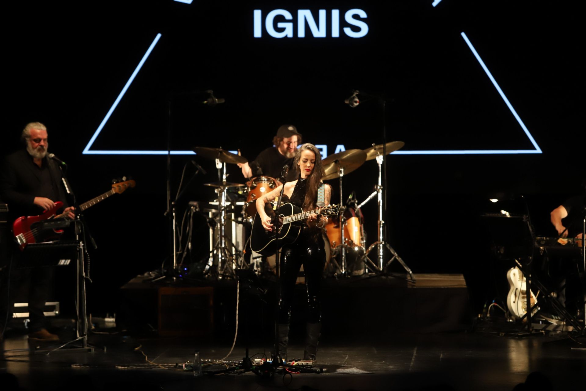 Vega hace feliz al Gran Teatro de Córdoba con su canción, en imágenes