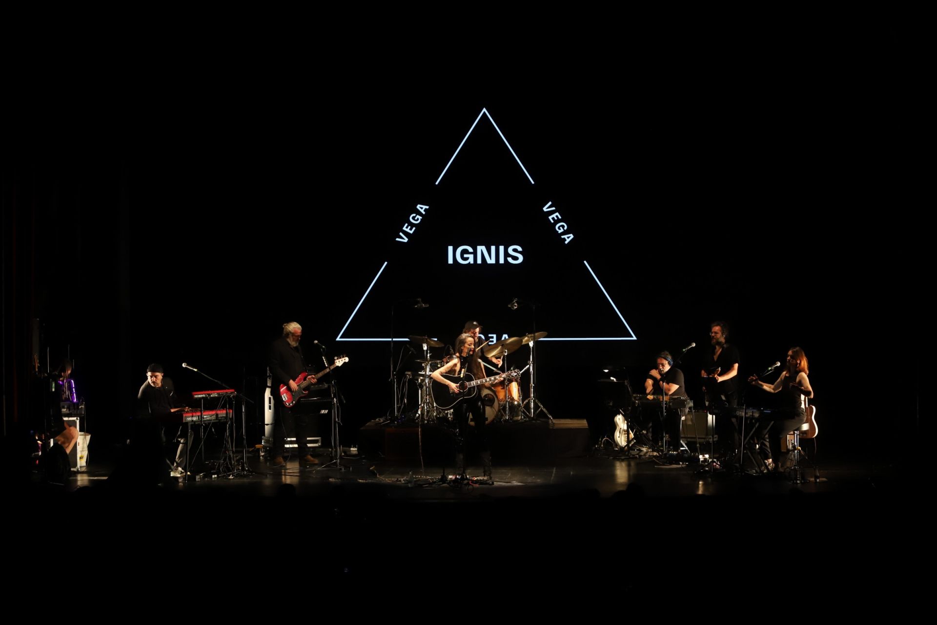 Vega hace feliz al Gran Teatro de Córdoba con su canción, en imágenes