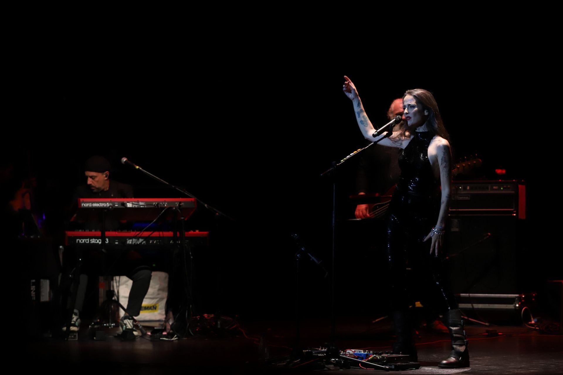 Vega hace feliz al Gran Teatro de Córdoba con su canción, en imágenes