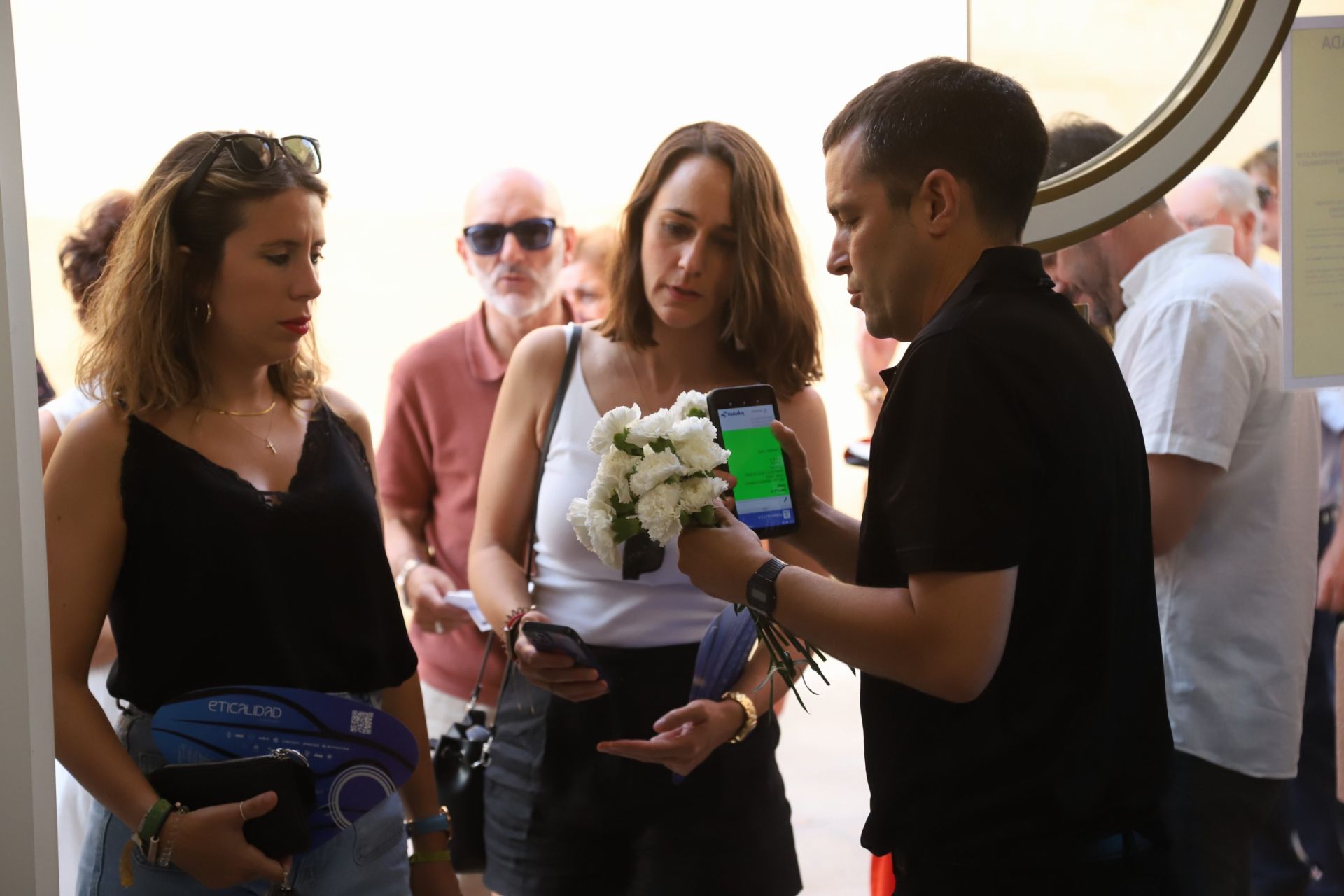 Vega hace feliz al Gran Teatro de Córdoba con su canción, en imágenes