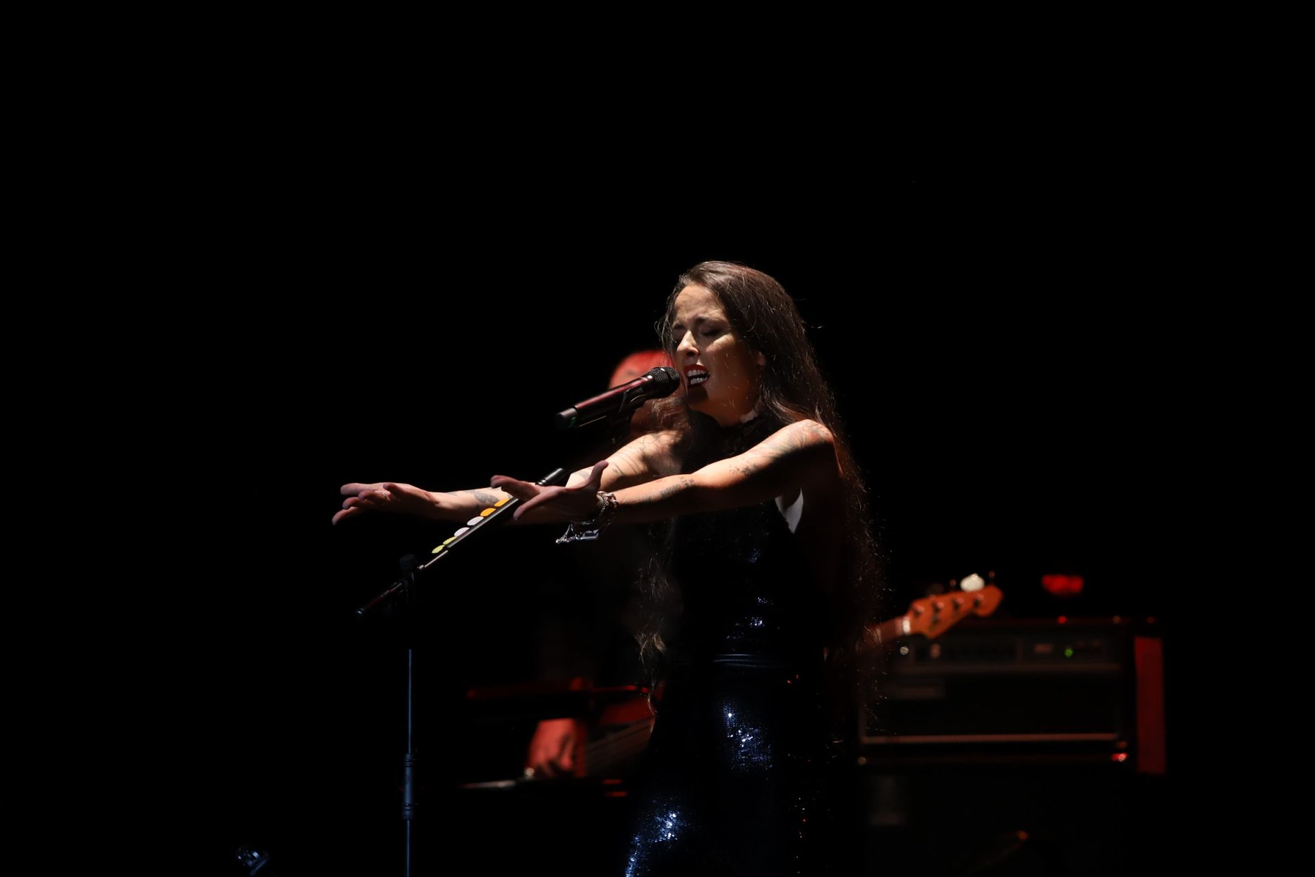 Vega hace feliz al Gran Teatro de Córdoba con su canción, en imágenes