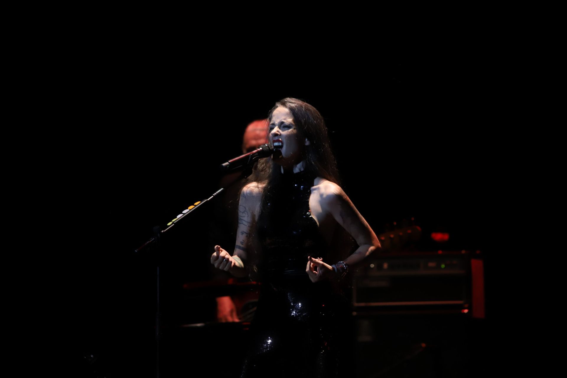 Vega hace feliz al Gran Teatro de Córdoba con su canción, en imágenes