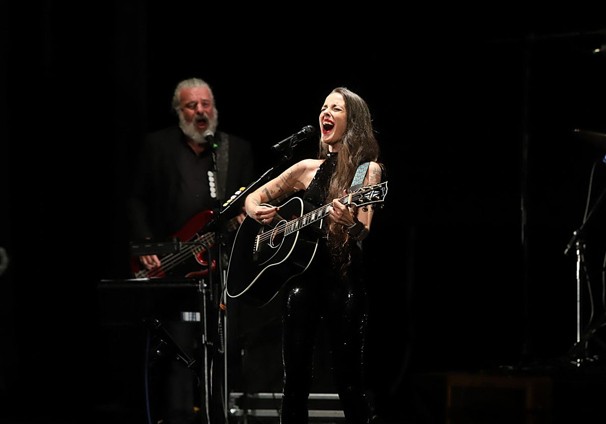 Vega, en un momento del concierto en el Gran Teatro