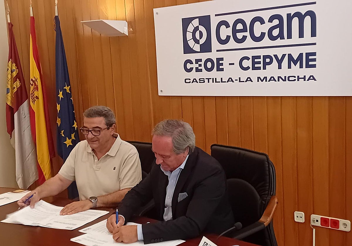 El presidente de CECAM y de la Mesa del Tercer Sector firmando la renovación del convenio social