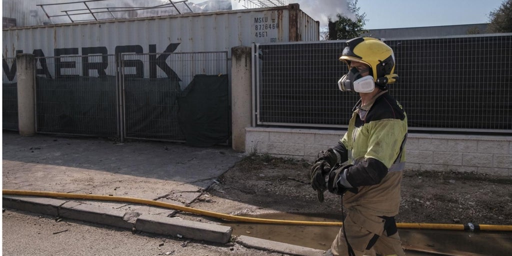 Las empresas deciden hoy si se puede trabajar en el polígono Ródano de Azuqueca tras el incendio
