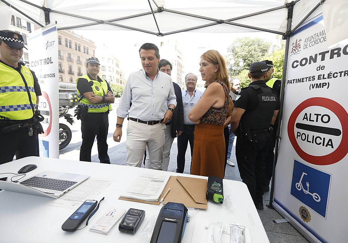 El alcalde de Córdoba, durante una atención a los medios de comunicación