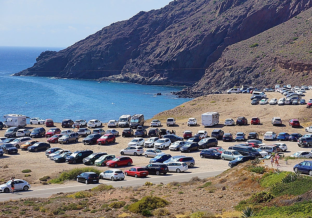 Coches aparcados en el entorno del Parque Natural Cabo de Gata-Níjar, en Almería