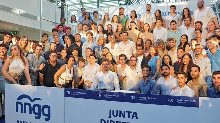 Moreno pide a los jóvenes del PP andaluz «estar preparados para unas elecciones a la vuelta de la esquina»