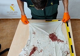 Apuñalan a un hombre al abrir la puerta de su casa para robarle en Valencia