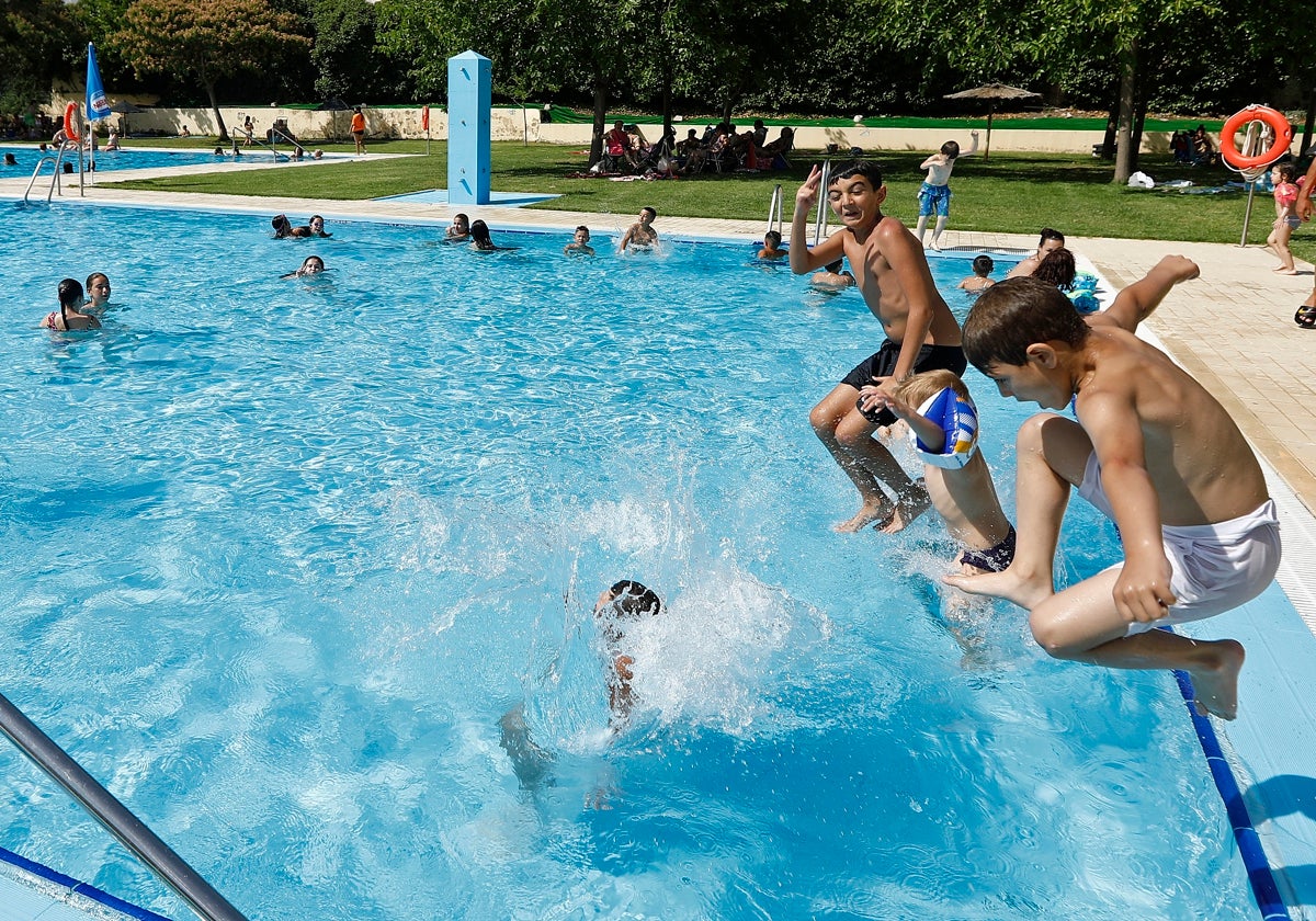 Niños cordobeses disfrutan de un baño en una piscina de la ciudad