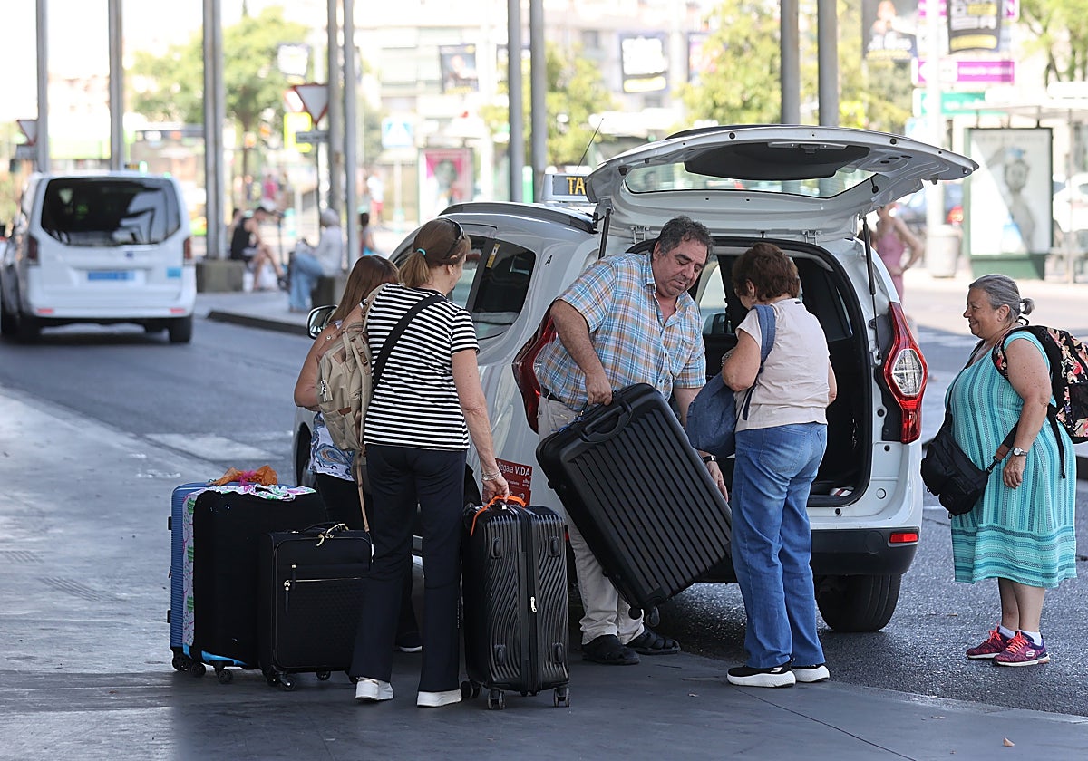 Turistas se suben a un taxi en la estación de tren de Córdoba