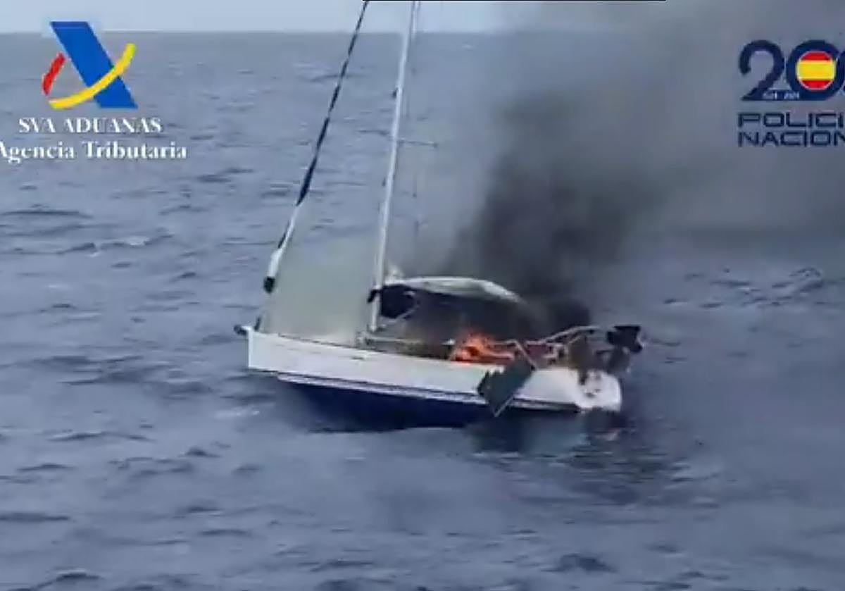 Velero destruido por sus tripulantes.