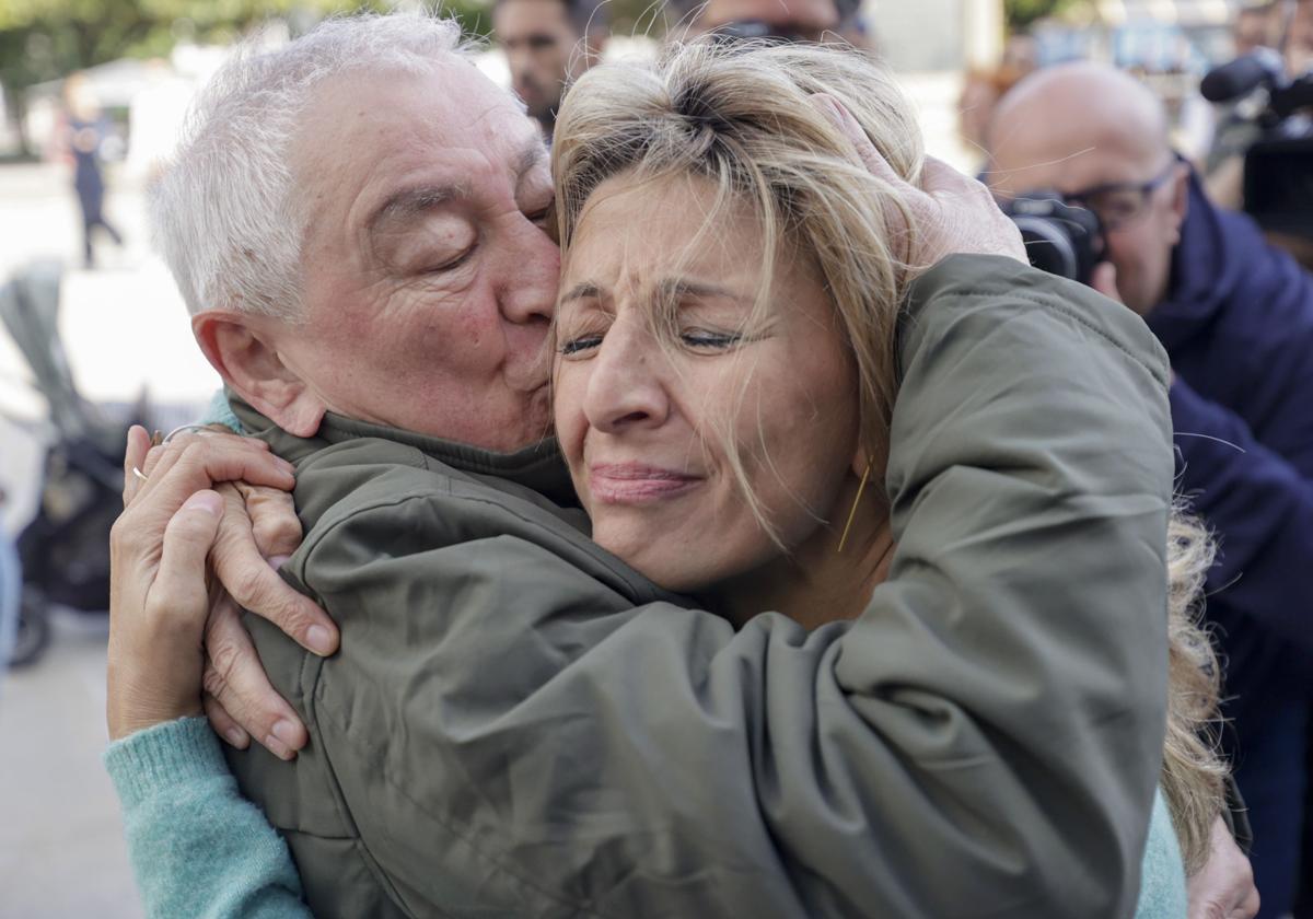 Yolanda Díaz saluda emocionada a su padre, Suso Díaz, en La Coruña (archivo)