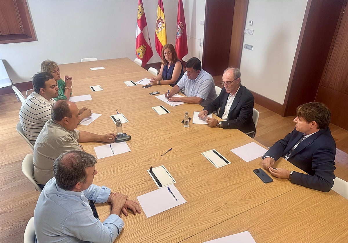 Reunión del presidente de la Diputación de Ávila, Carlos García, y alcaldes afectados por el precio del bus a Madrid.