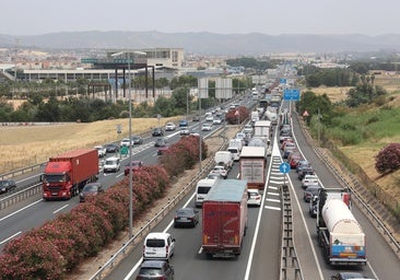Un herido en una colisión entre dos camiones y un turismo en la A4