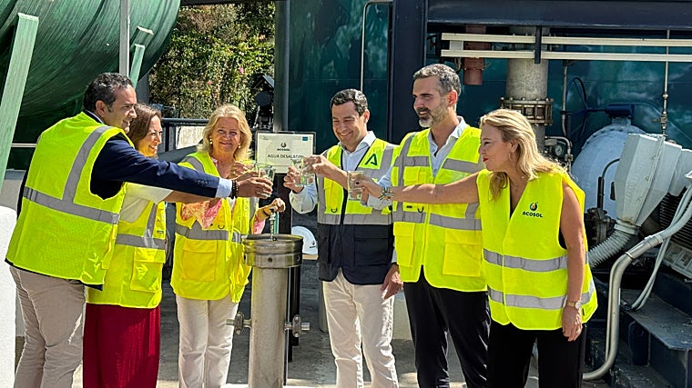El presidente probó el agua de la desalada de la planta