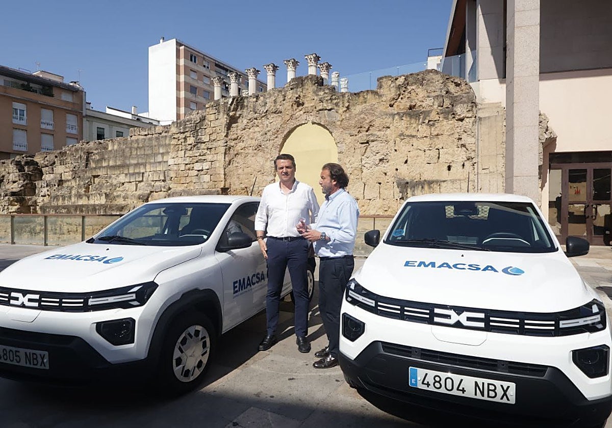 José María Bellido y Daniel García-Ibarrola junto a los nuevos coches de Emacsa