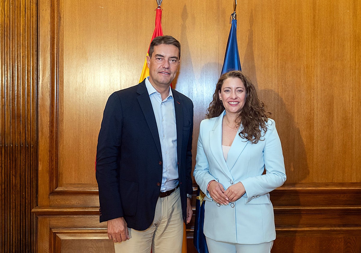La portavoz del PP en el Congreso, Esther Muñoz, y el nuevo secretario general adjunto, Ángel Ibáñez