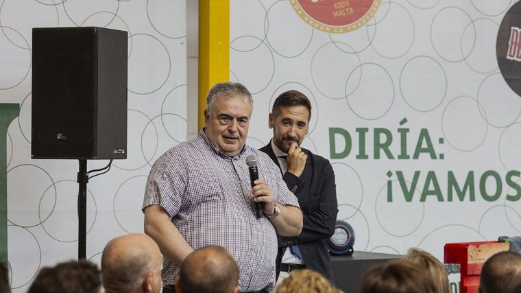 Imagen de Rafa Sánchez junto a Manu García, director de la fábrica, durante el acto en la fábrica de Heineken en Valencia