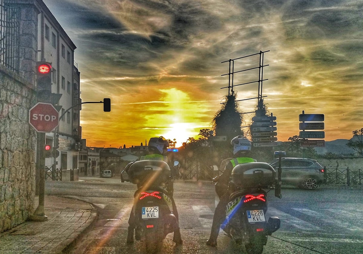 Dos agentes de la Policía Local de Priego patrullan por una de sus calles