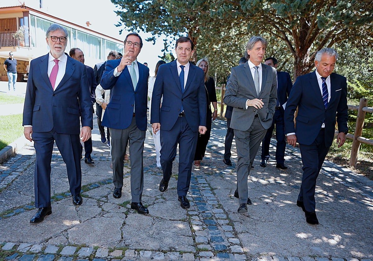 Santiago Aparicio, Antonio Garamendi, Alfonso Fernández Mañueco, Carlos Martínez y Nicanor Sen, en el acto de entrega de los Premios CEOE Castilla y Leó