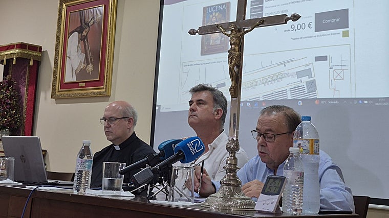 El consiliario, el arquitecto y el presidente de la Agrupación explican los detalles de la venta de localidades