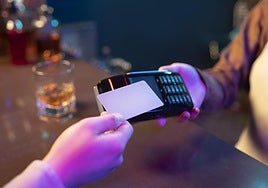 Despiden a la camarera de una discoteca de Ibiza por cobrar una propina de 200 euros y la Justicia dicta sentencia