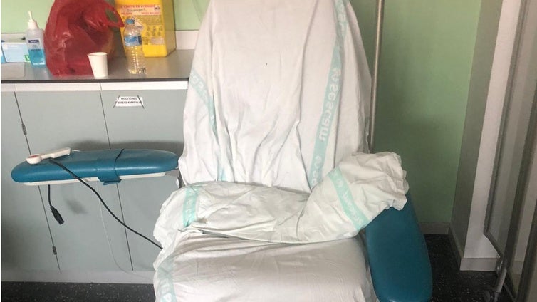 Denuncian que personas mayores esperan horas en un sillón de las Urgencias de Toledo a ser ingresados