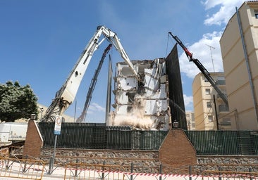 Comienza la retirada de los residuos de amianto generados en la demolición del cuartel de la Guardia Civil de Toledo