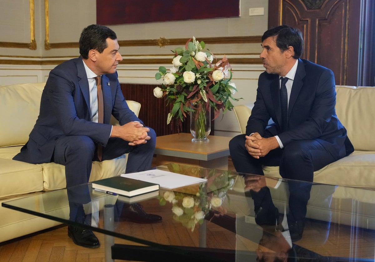 Juanma Moreno este miércoles con Antón Arriola, presidente de Kutxabank, en San Telmo