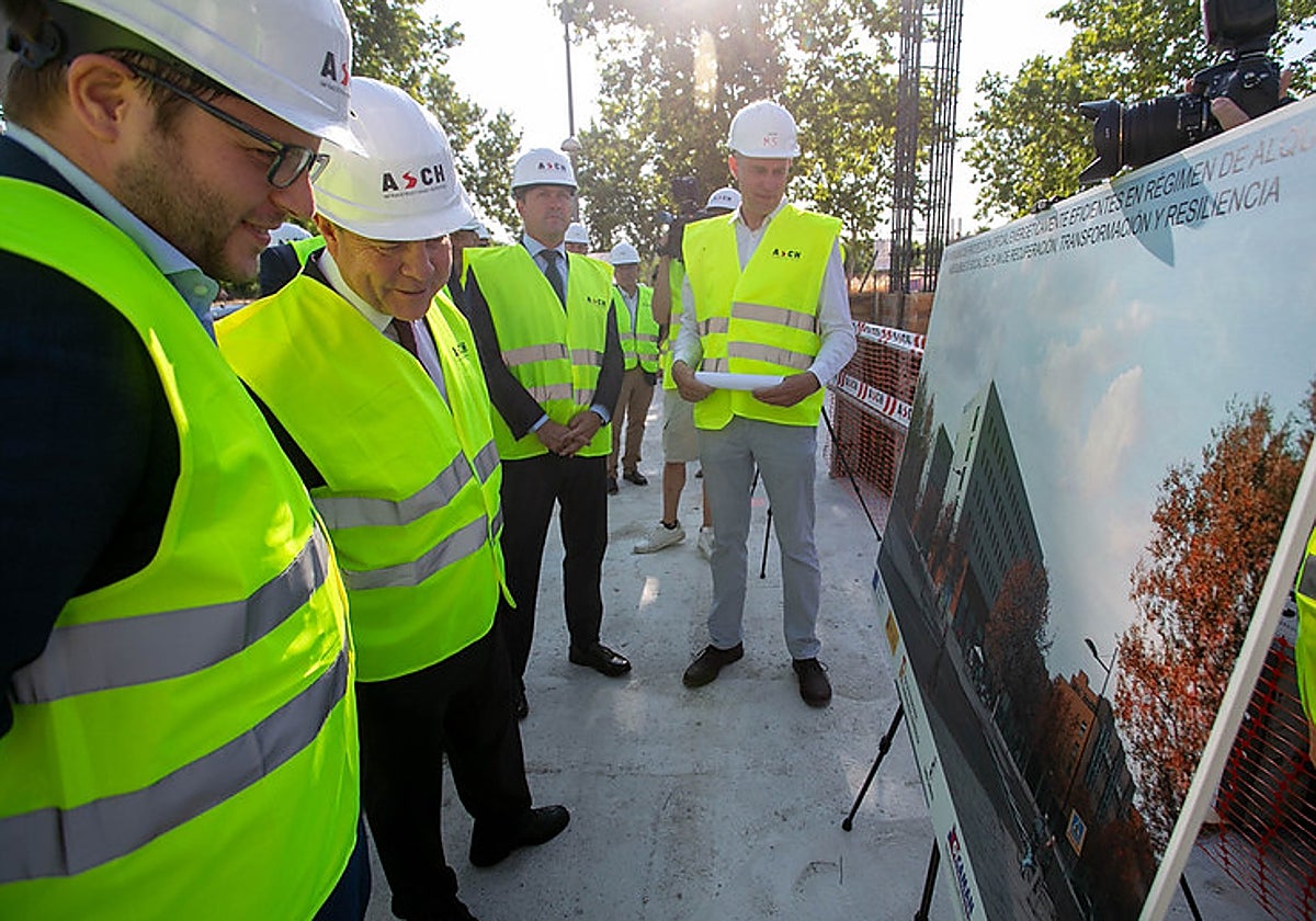 García-Page, Hernando, Velázquez y Lucas visitan las obras de las 86 viviendas