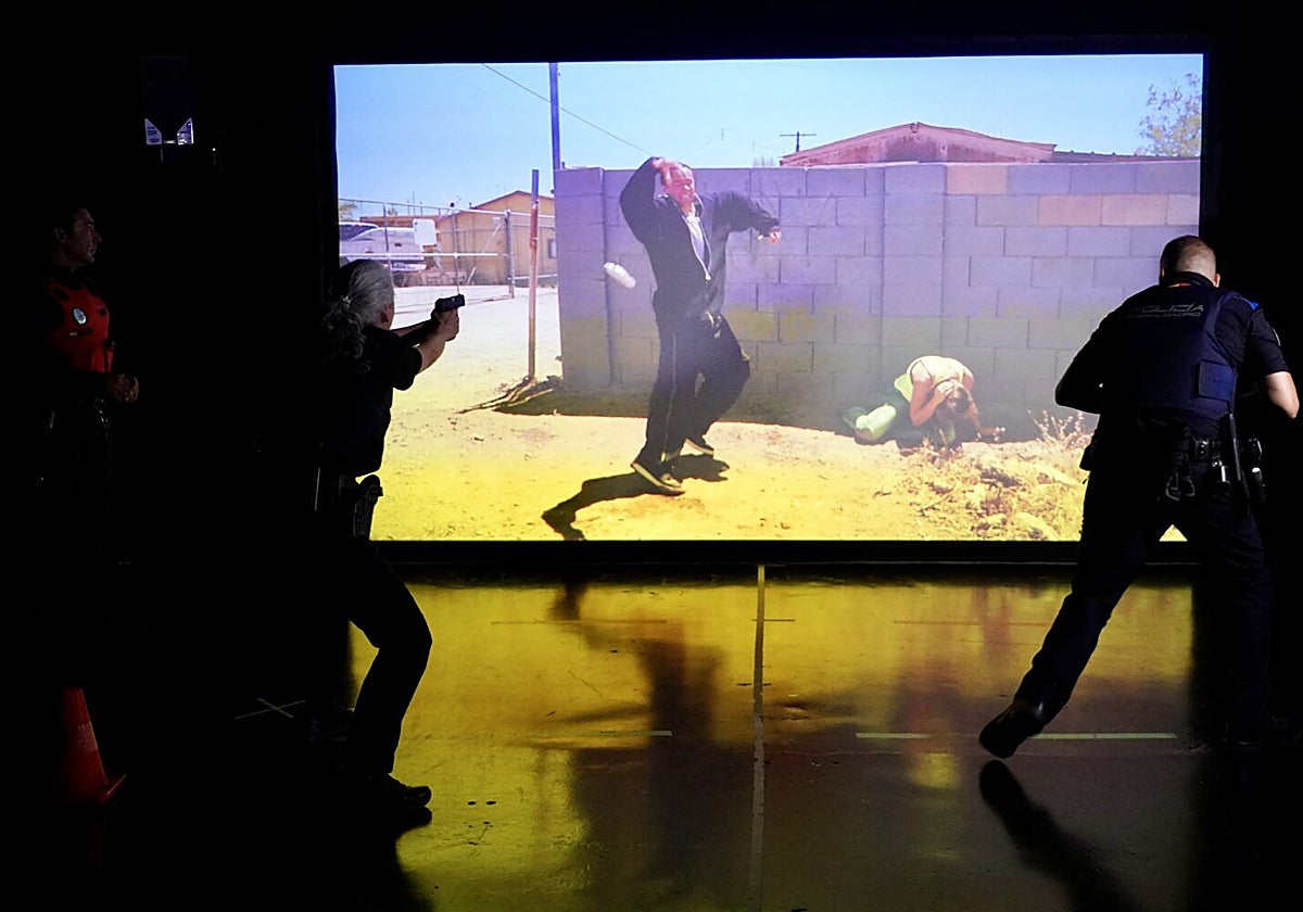 Dos policías se enfrentan a una simulación en el Centro Integral de Formación de Seguridad y Emergencias