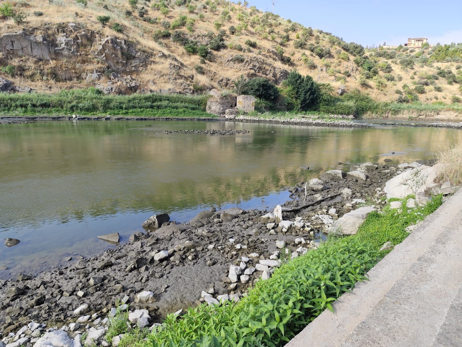 Las imágenes de la espectacular bajada del caudal del Tajo a su paso por Toledo