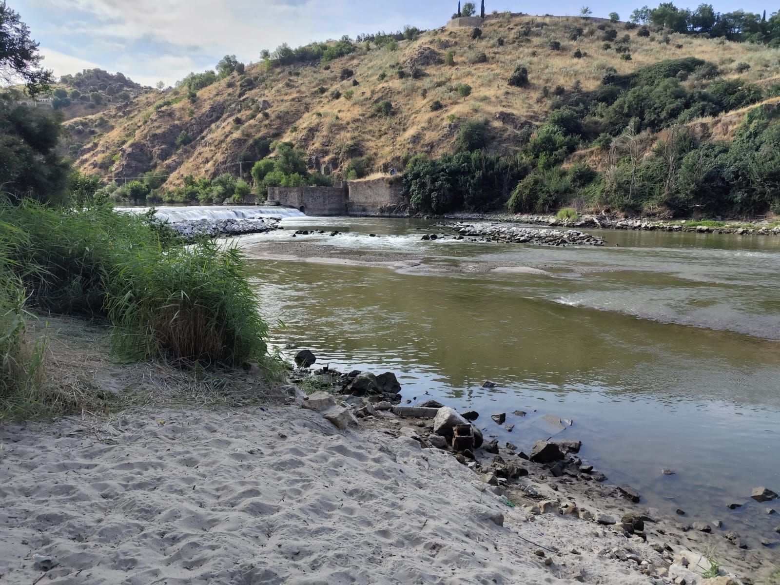 Las imágenes de la espectacular bajada del caudal del Tajo a su paso por Toledo