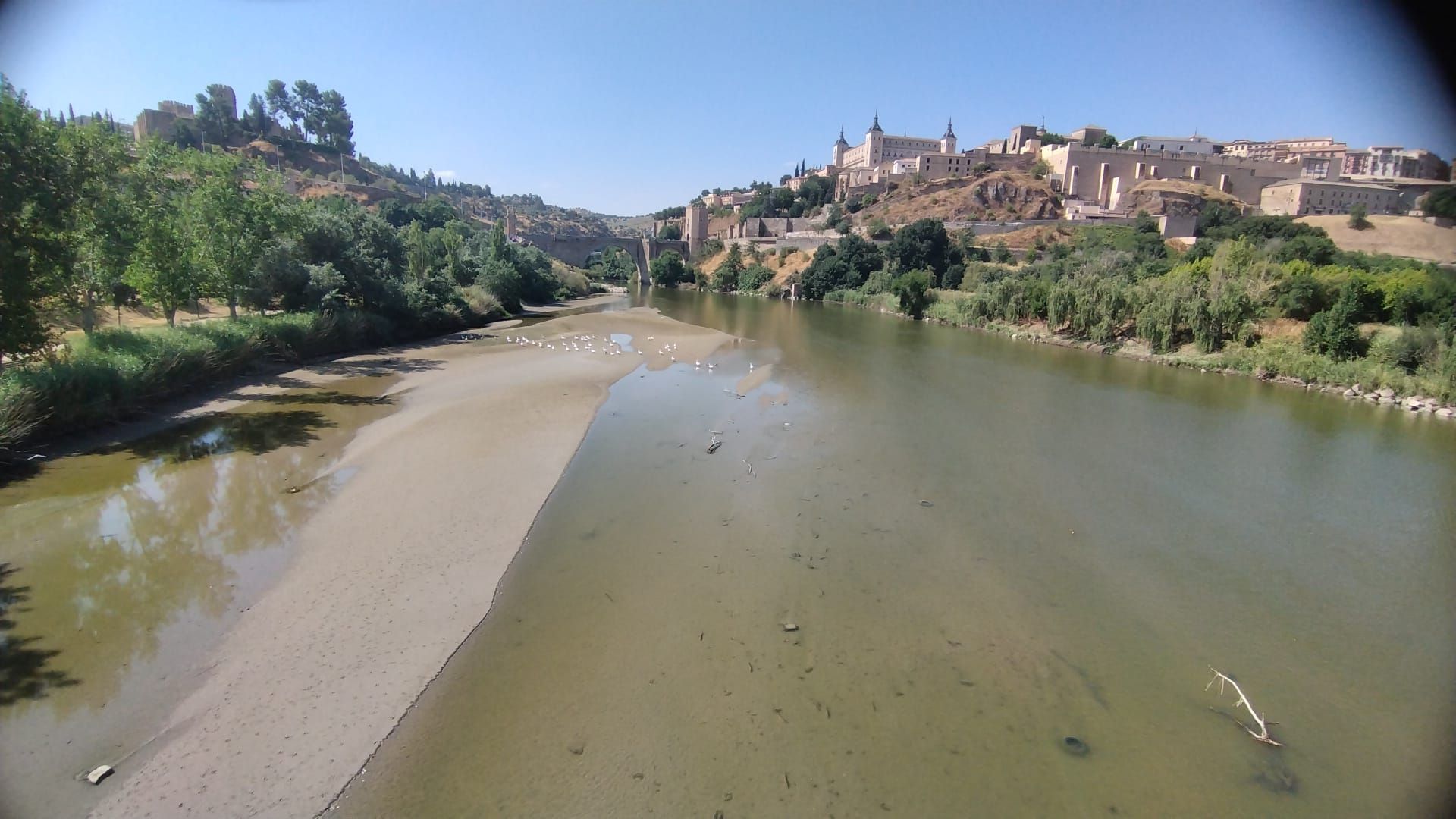 Las imágenes de la espectacular bajada del caudal del Tajo a su paso por Toledo