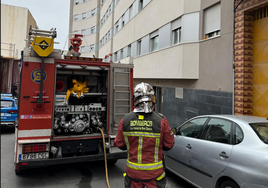 Doce afectados, entre ellos un niño de 3 años y uno de ellos grave, en el incendio de un edificio de viviendas en Gran Canaria