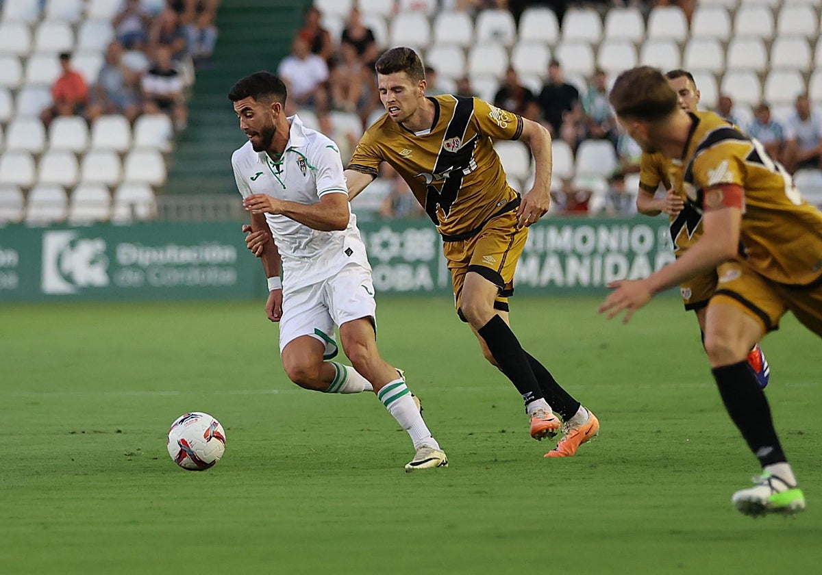 Partido del II Trofeo Puertas de Córdoba, en que el club blanquiverde se midió al Rayo Vallecano
