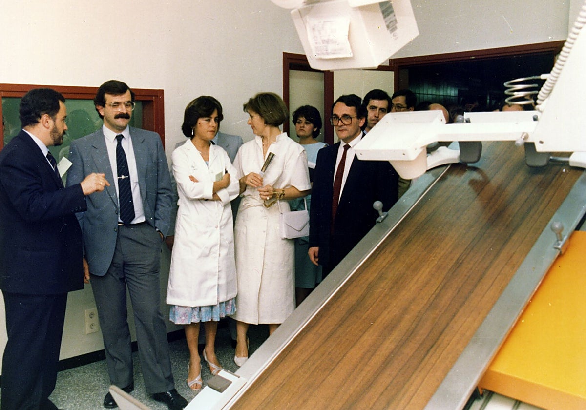 El presidente de la Junta, José Rodríguez de la Borbolla, en la inauguración del hospital, el 9 de julio de 1985