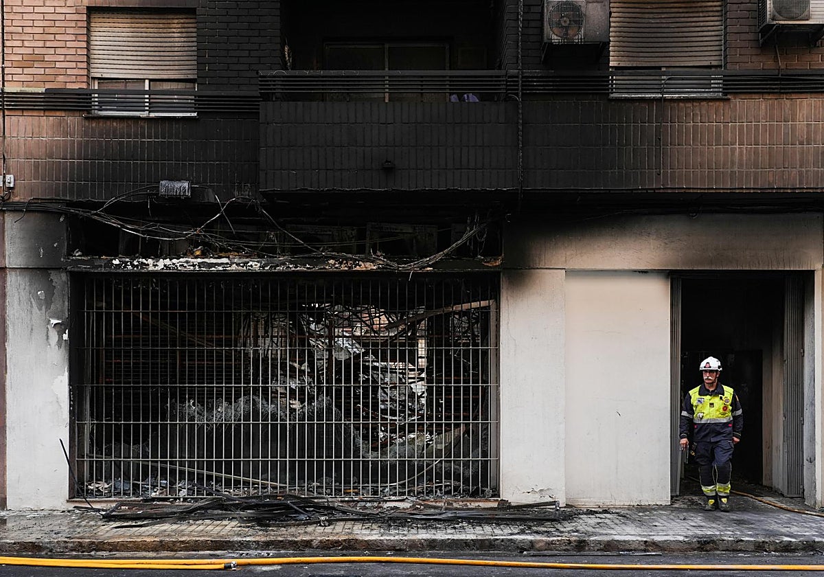 Un bombero en el lugar en el que se originó un incendio, a 9 de julio de 2025, en Valencia