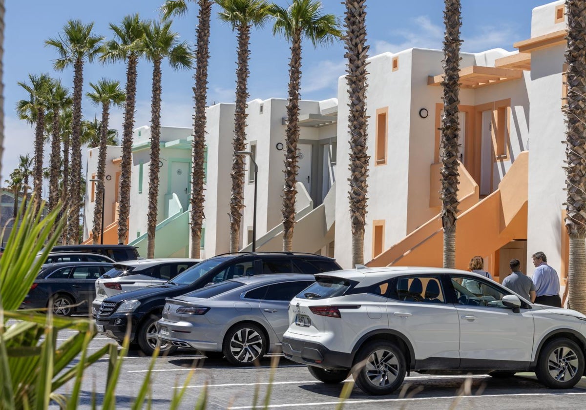 Coches aparcados en el núcleo turítico de Matalascañas