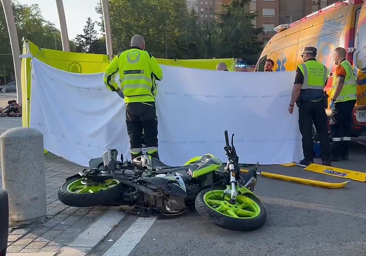 El lugar del accidente con la moto del fallecido en el pavimento
