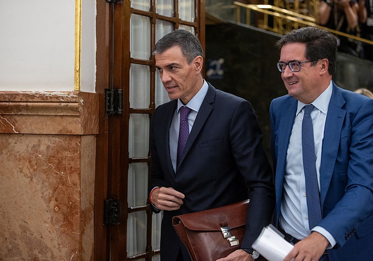 El presidente del Gobierno, Pedro Sánchez y el ministro de Transformación Digital, Oscar López