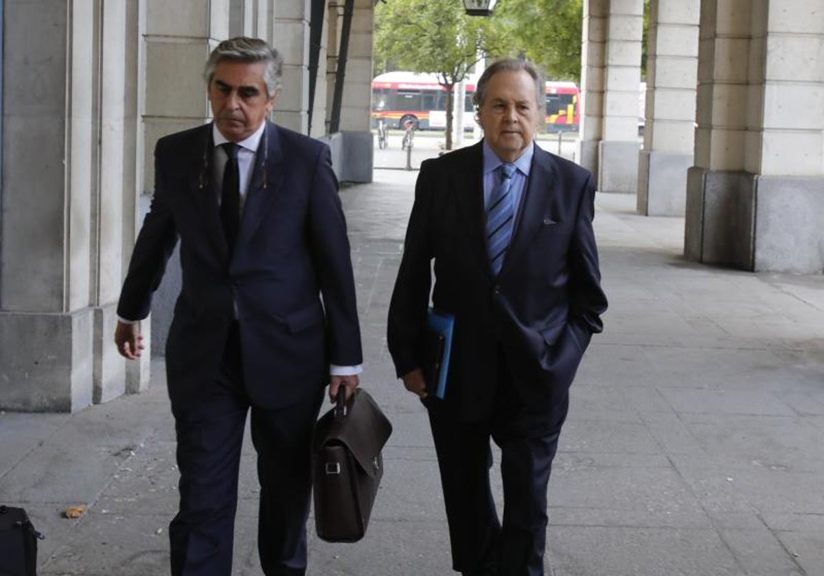 Tomás Pérez-Sauquillo (derecha), expresidente de Invercaria, llegando a la Audiencia de Sevilla