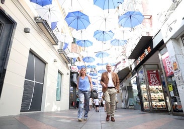 Talavera instala en las calles 1.500 paraguas blancos y azules para mitigar el calor