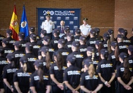 El subdelegado de Gobierno en Málaga, Francisco Javier Salas, recibiendo a la nueva promoción de alumnos en prácticas
