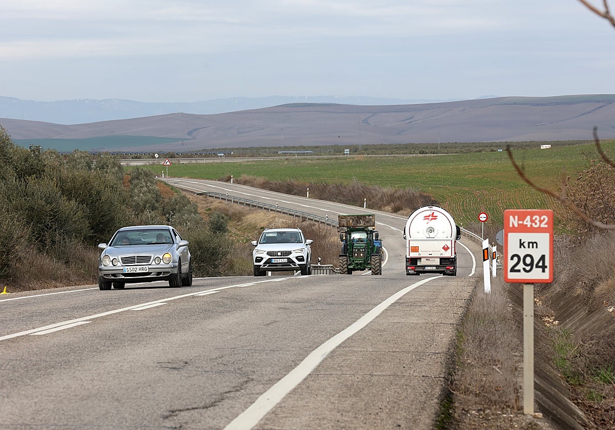Vehículos por la N-432 a su paso por Córdoba